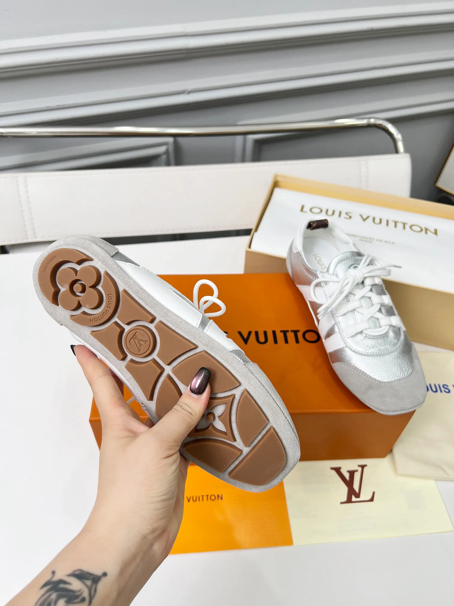👟👟Ex-factory price 600👟👟 LV Sneakerina ballet-style sneakers are made of soft sheepskin and suede cow leather trimmings, and Monogram canvas is used to write the LV letters on the side, combining the light structure of ballet shoes with the comfortable texture of sneakers. Sacchetto craftsmanship and an injection-molded outsole complete the package, allowing for flexibility in a variety of looks. Code number: 35~41, colors are being updated...